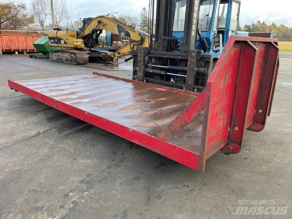  Maskintrailer med wirehejs Низькорамні напівпричепи