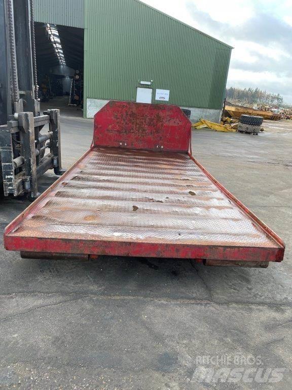  Maskintrailer med wirehejs Низькорамні напівпричепи