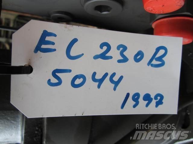 Volvo 230B Krøjegear Будтехніка - Інші