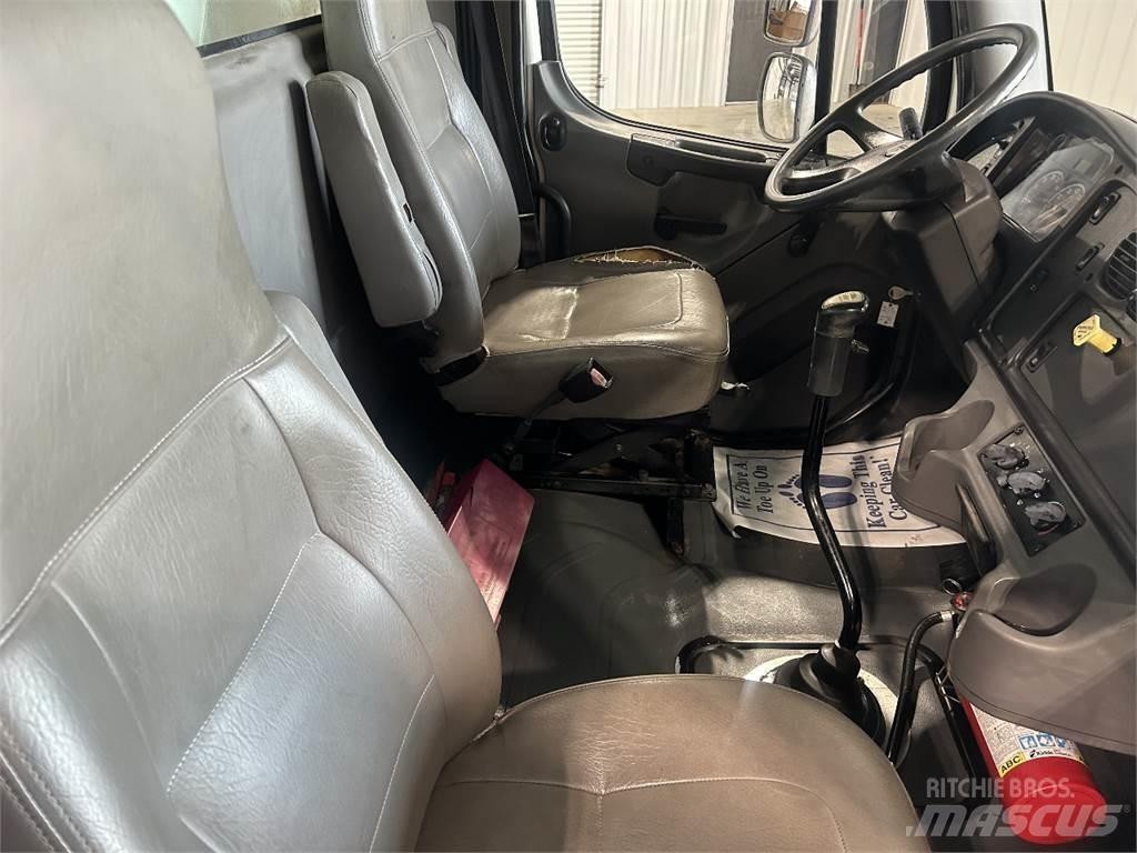 Freightliner M2 Вантажівки / спеціальні