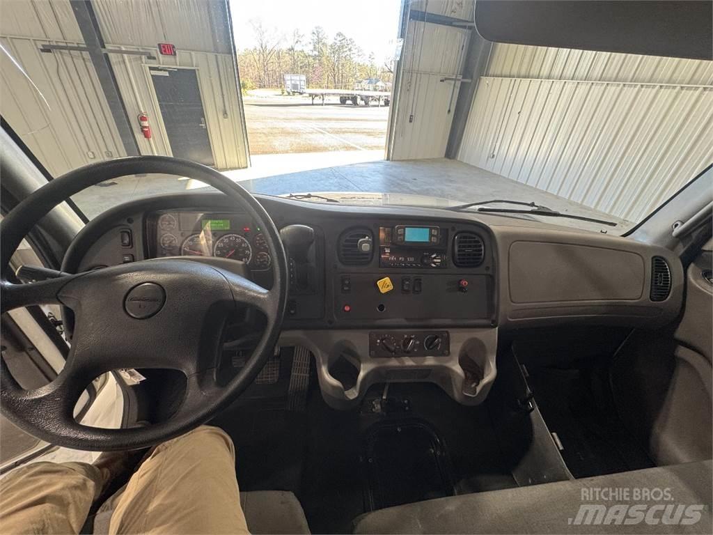 Freightliner M2 Фургони