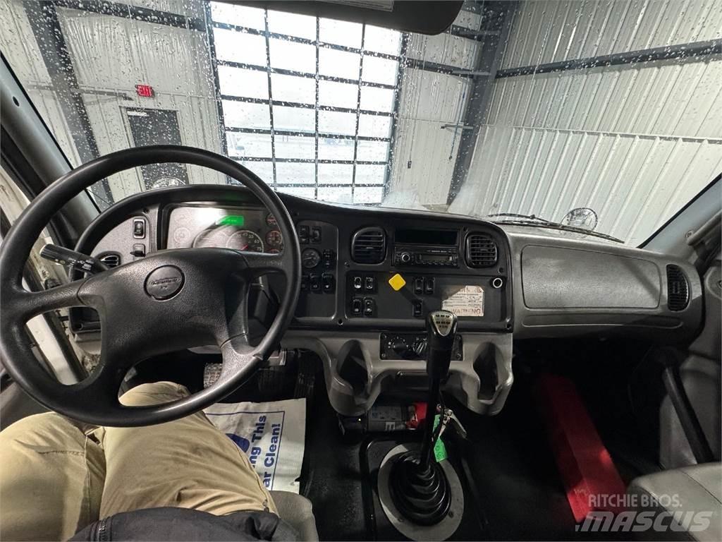 Freightliner M2 106 Самоскиди