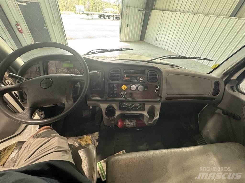Freightliner M2 106 Вантажівки-платформи/бокове розвантаження
