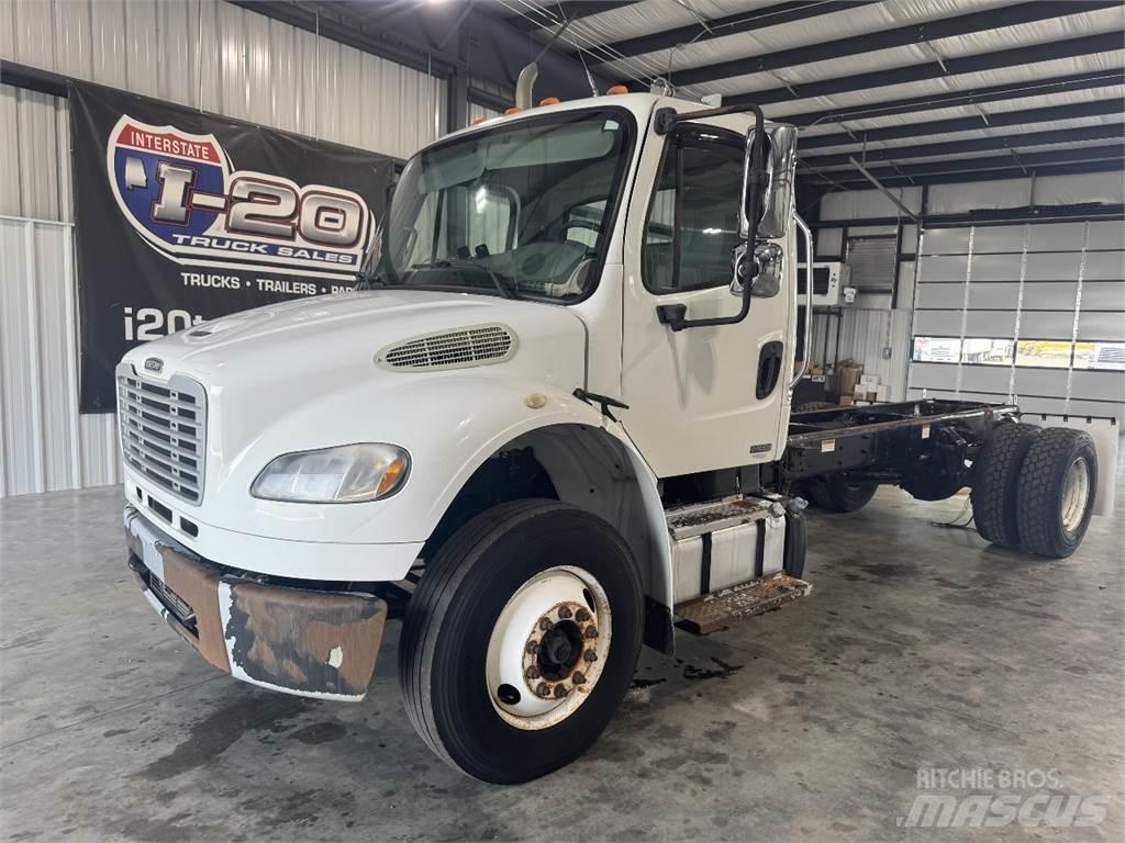 Freightliner M2 106 Шасі з кабіною