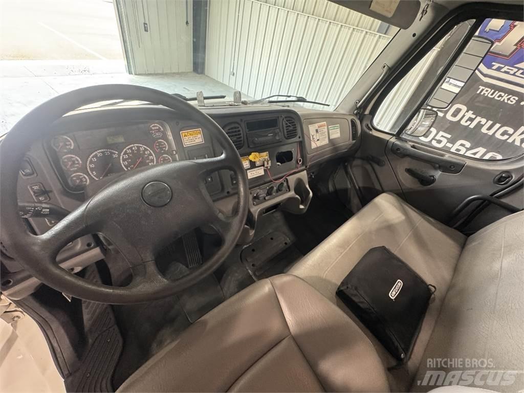 Freightliner M2 106 Шасі з кабіною
