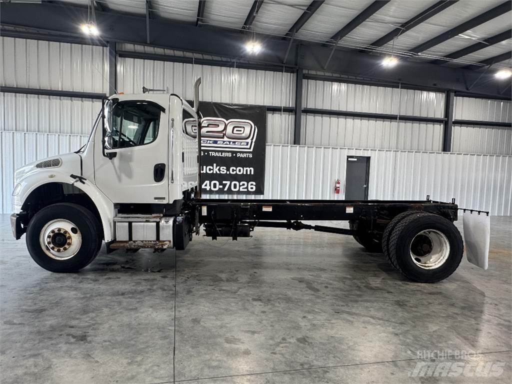 Freightliner M2 106 Шасі з кабіною