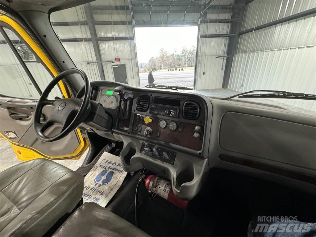 Freightliner M2106 Фургони