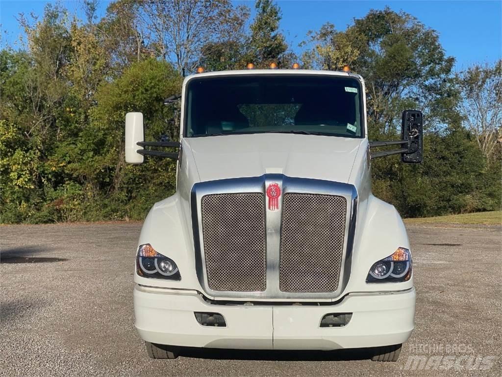 Kenworth T680 Тягачі