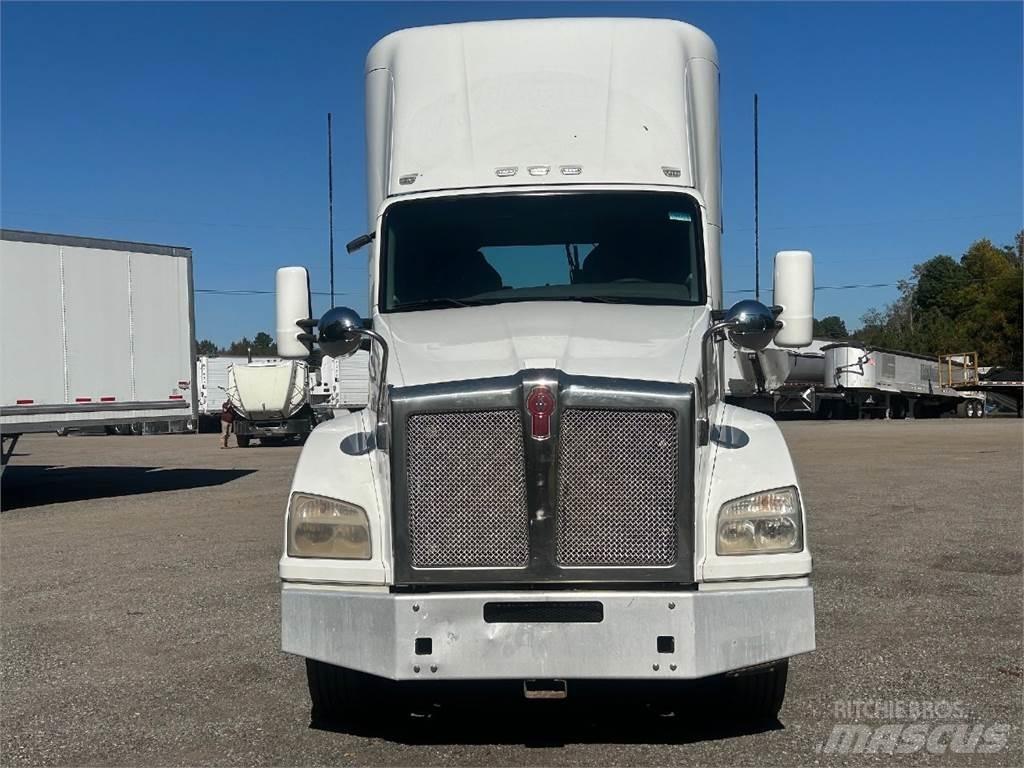 Kenworth T880 Тягачі