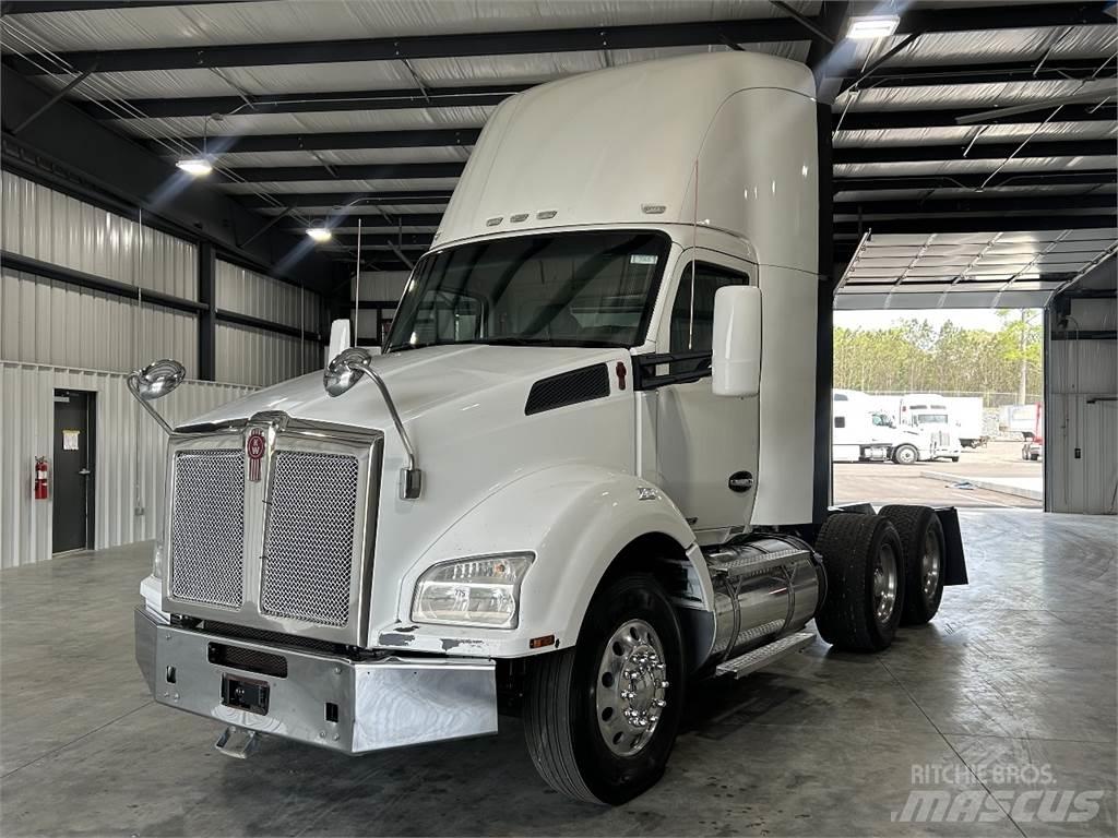 Kenworth T880 Тягачі