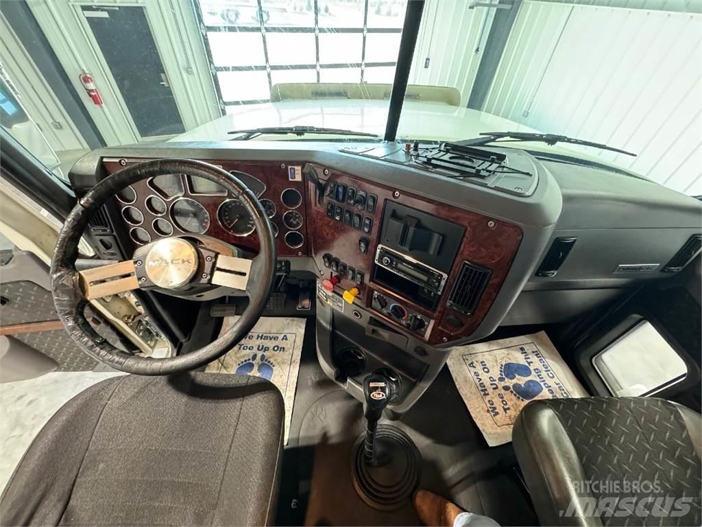 Mack CHU613 Тягачі