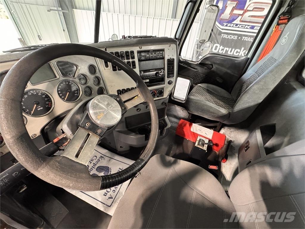 Mack CHU613 Тягачі