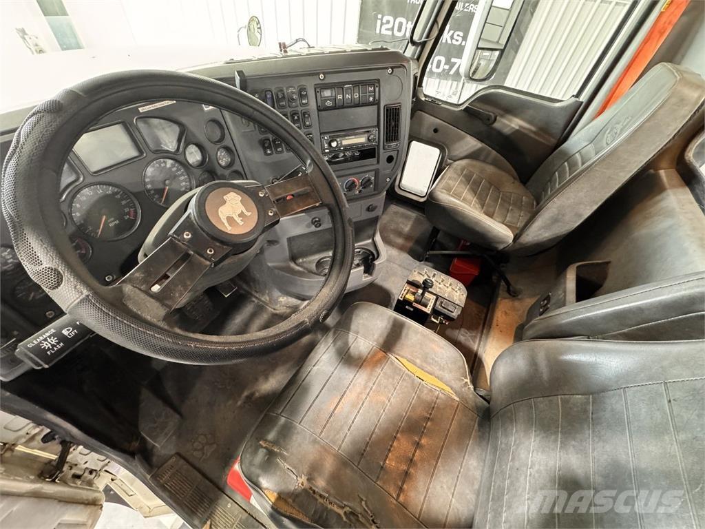 Mack CHU613 Тягачі