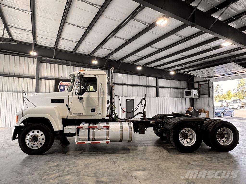 Mack CHU613 Тягачі