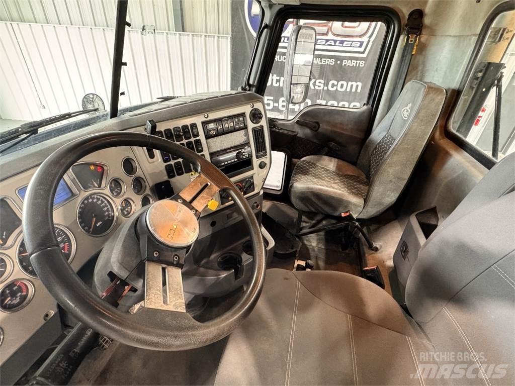 Mack CXU613 Тягачі