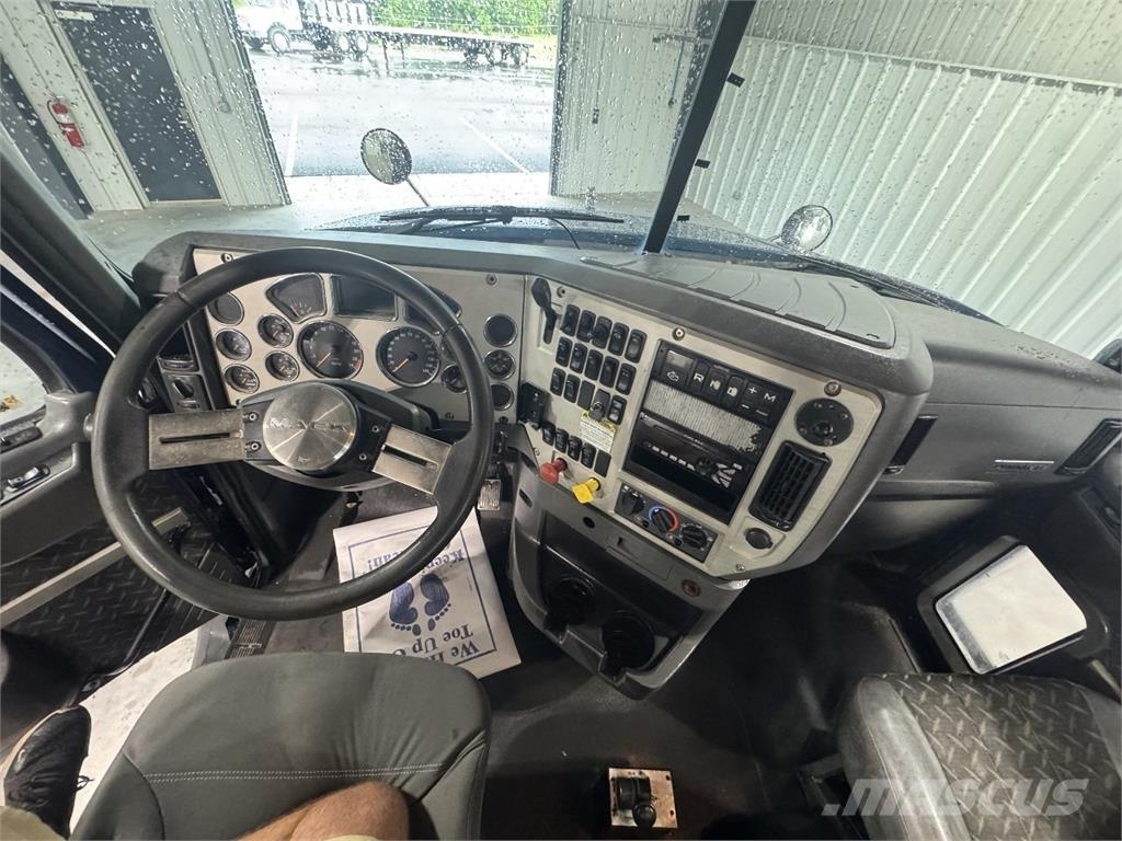 Mack CXU613 Тягачі