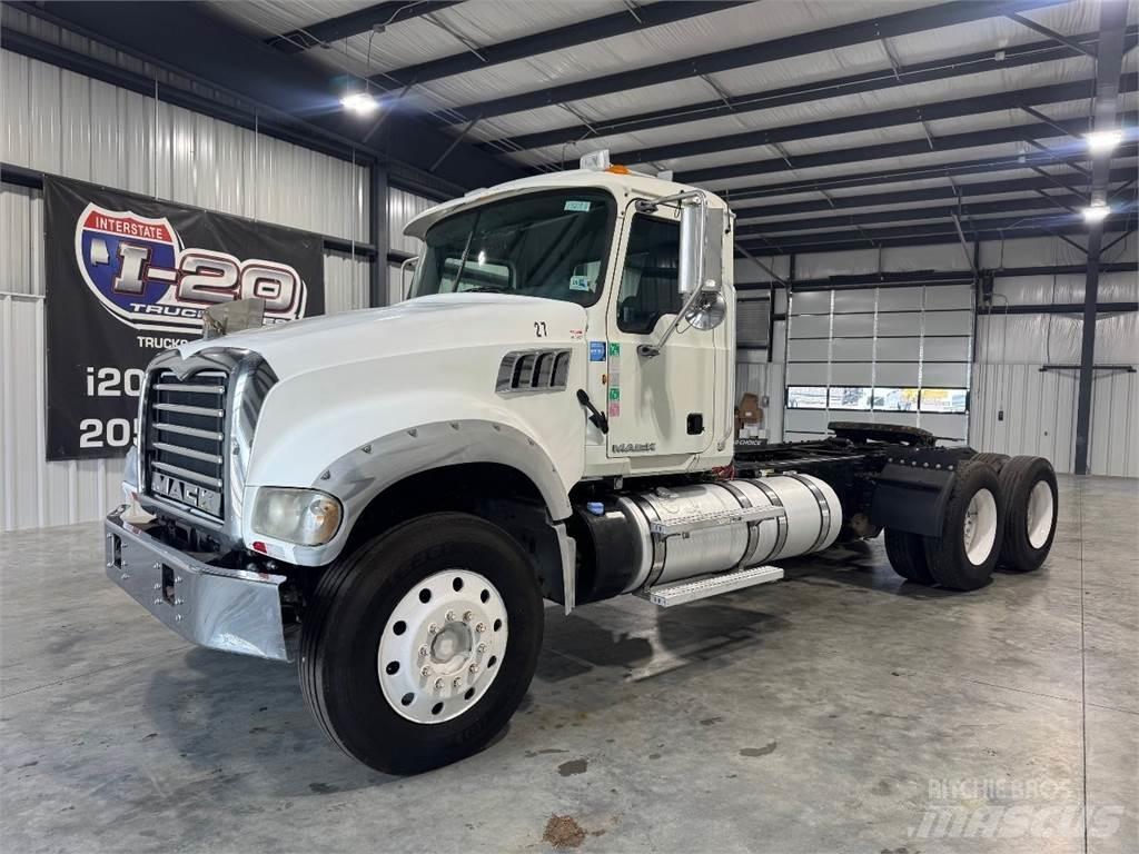 Mack GU713 Тягачі