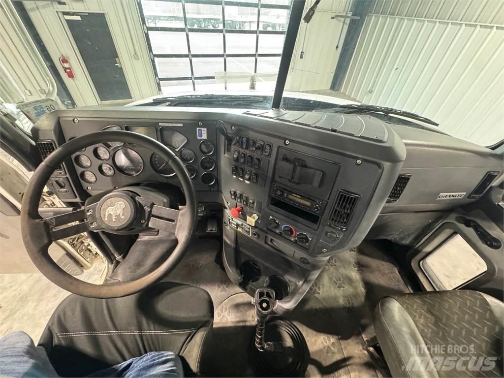Mack GU713 Тягачі