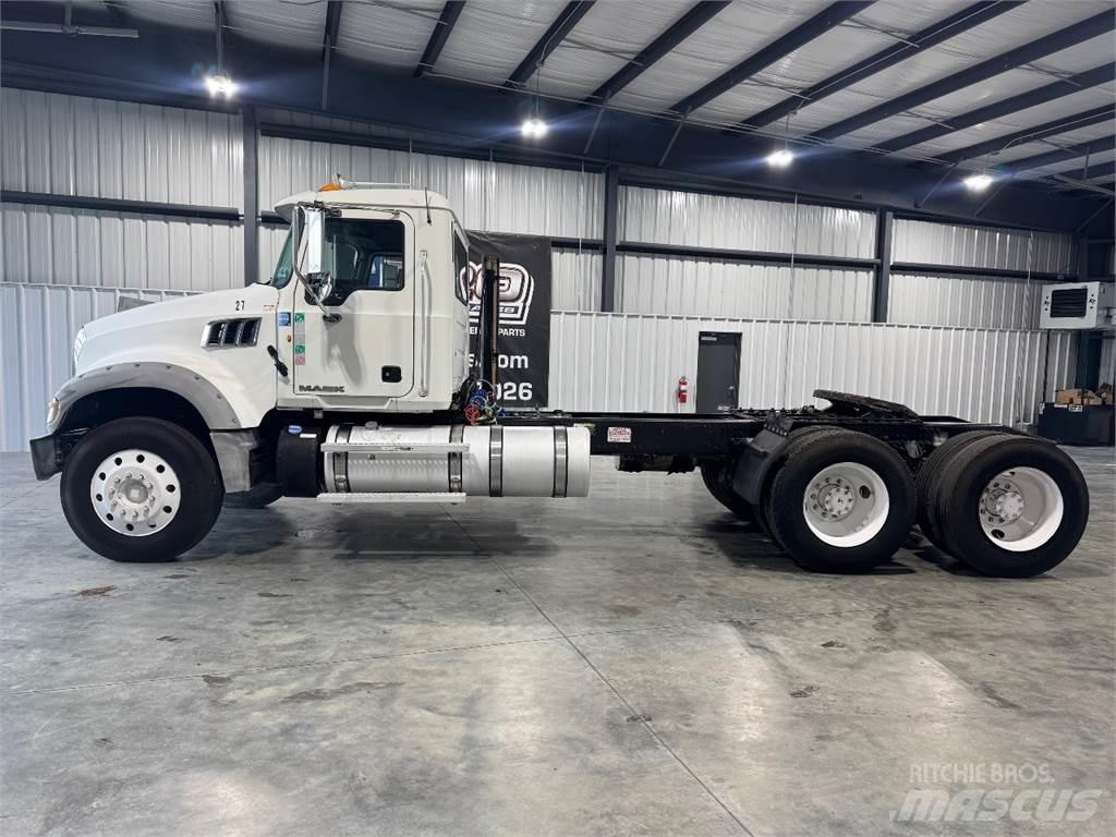 Mack GU713 Тягачі