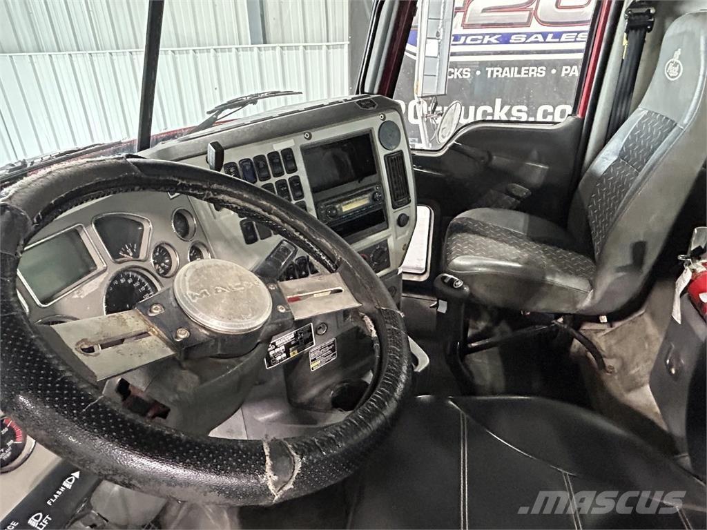 Mack GU713 Тягачі