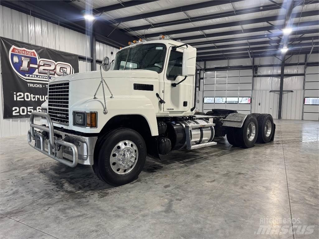 Mack Pinnacle Тягачі