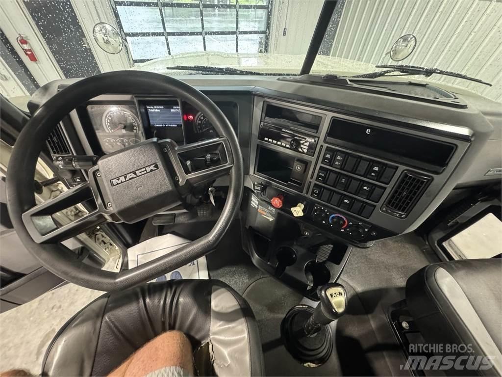 Mack Pinnacle Тягачі