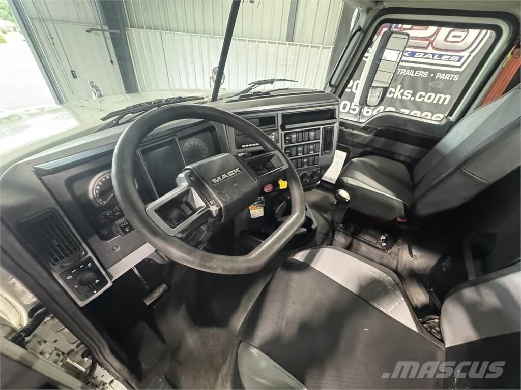 Mack Pinnacle Тягачі