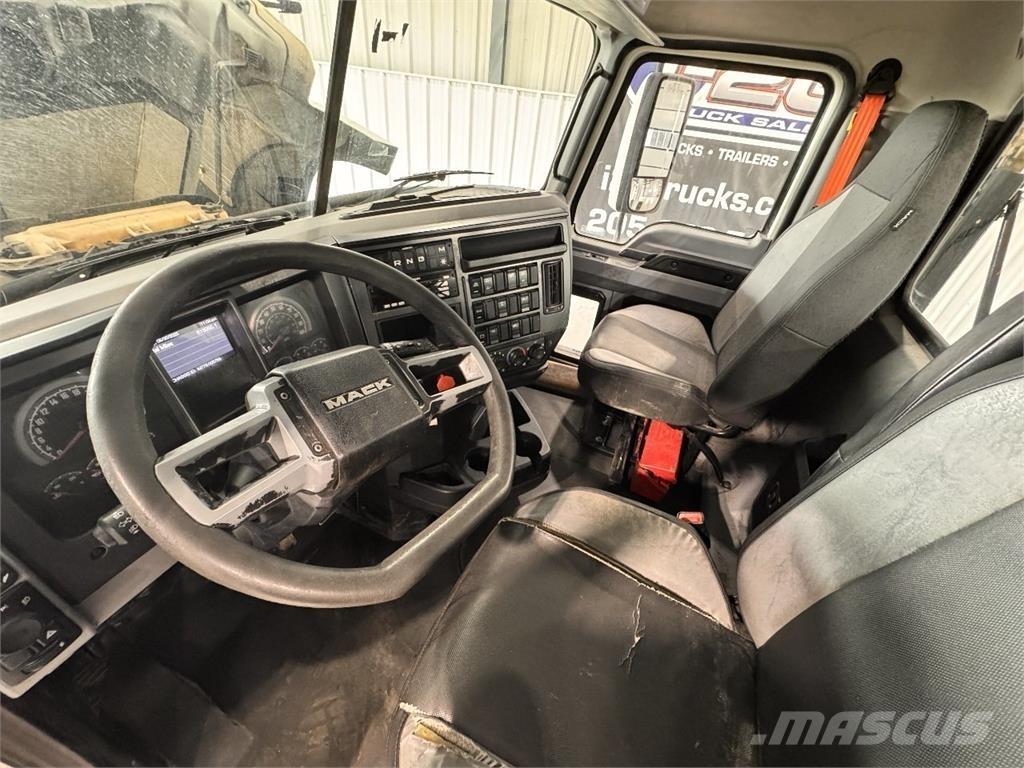 Mack Pinnacle Тягачі