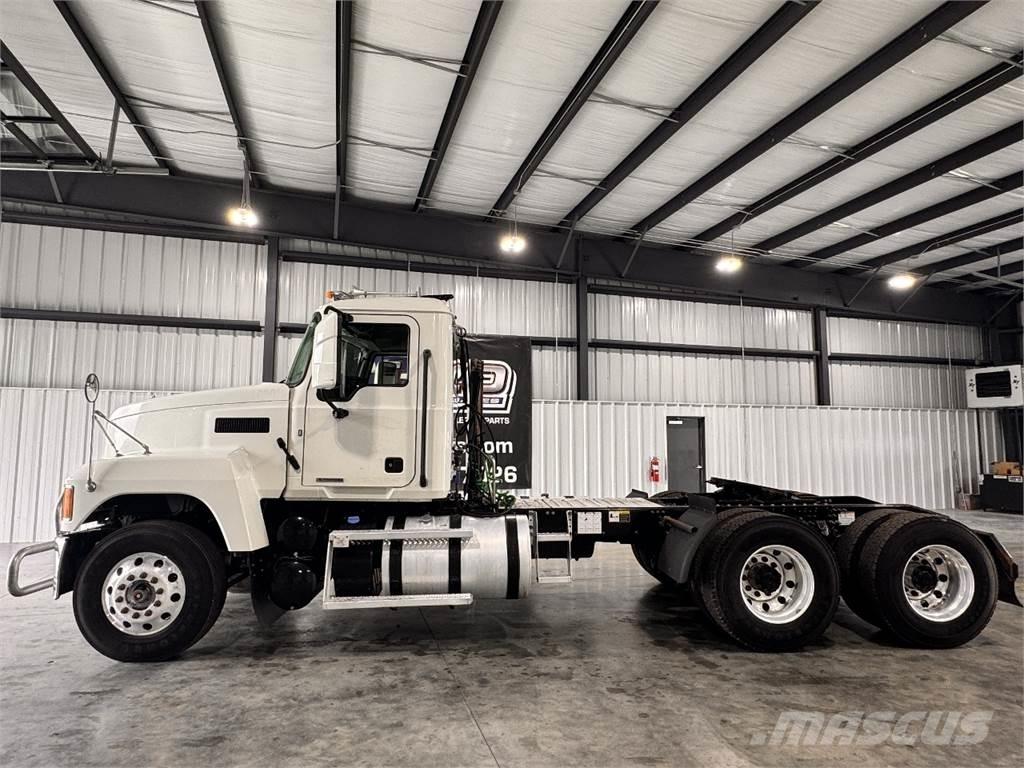 Mack Pinnacle Тягачі