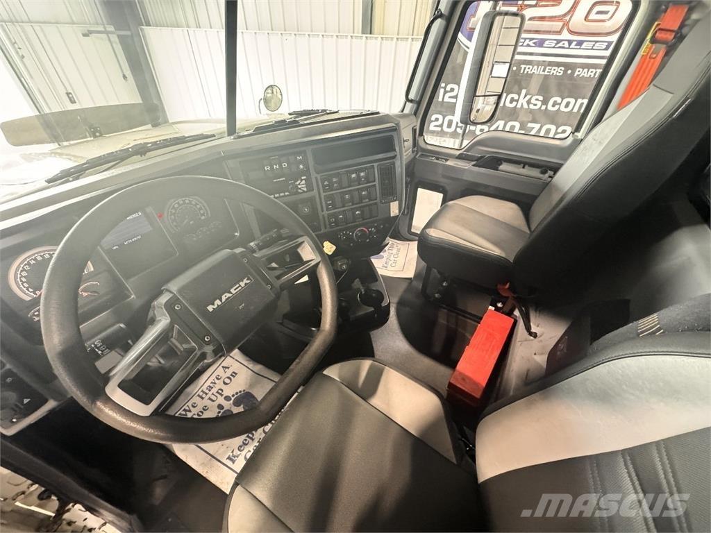 Mack Pinnacle Тягачі