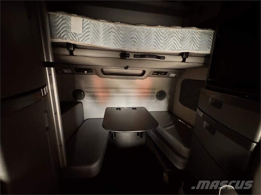 Volvo VNL860 Тягачі