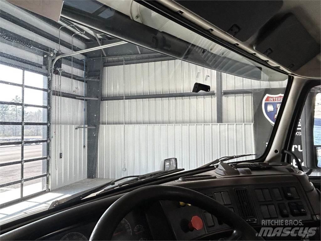 Volvo VNM Тягачі