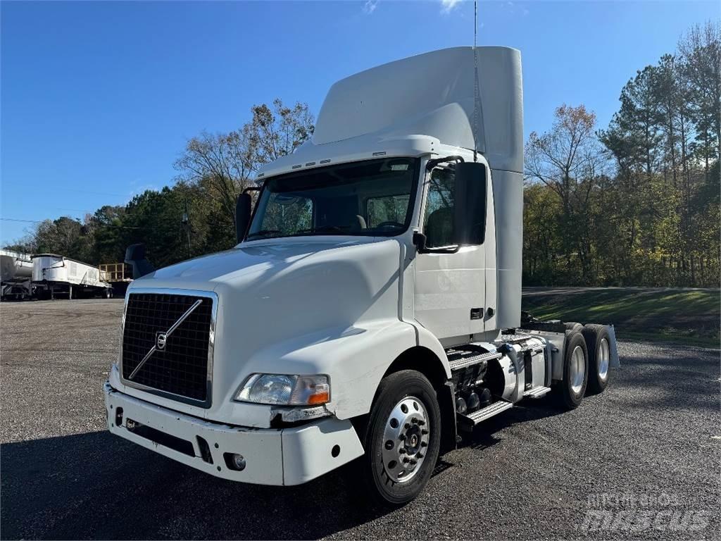 Volvo VNM64T200 Тягачі