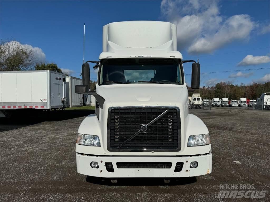 Volvo VNM64T200 Тягачі