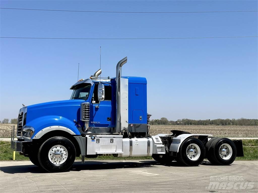 Mack Titan TD713 Тягачі