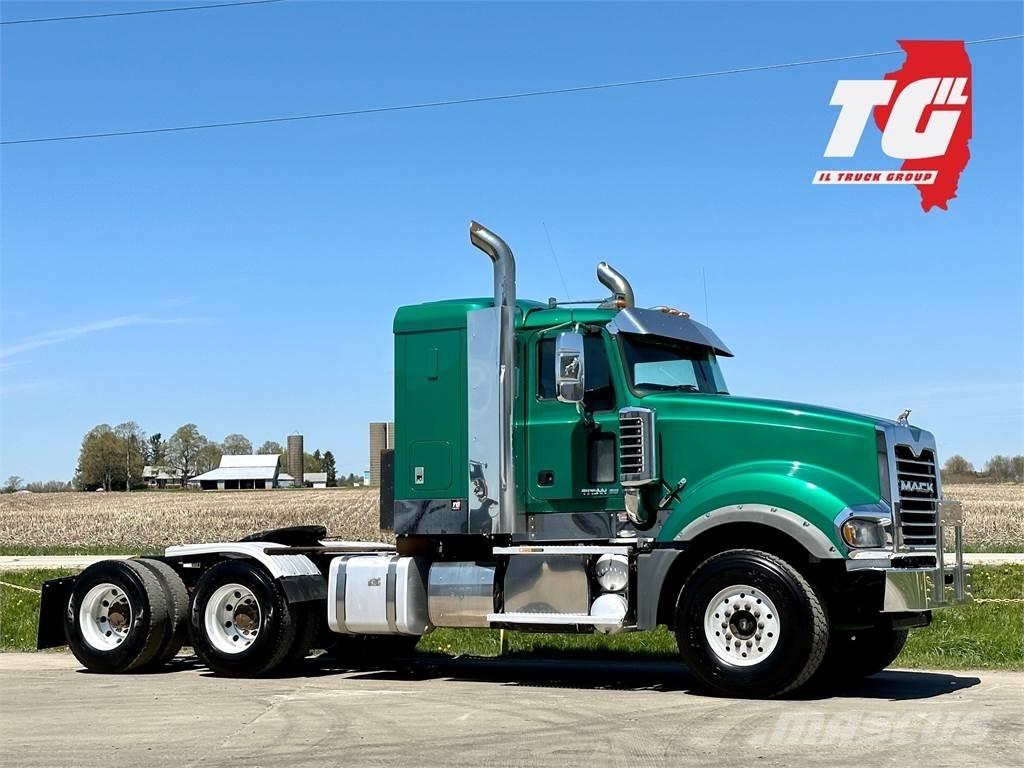 Mack Titan TD713 Тягачі