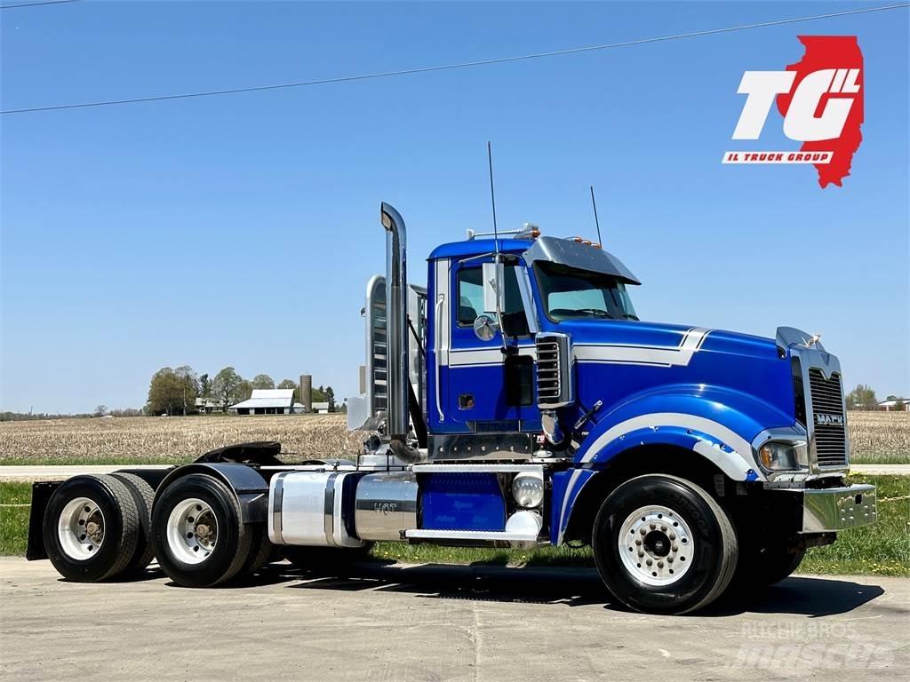Mack Titan TD713 Тягачі