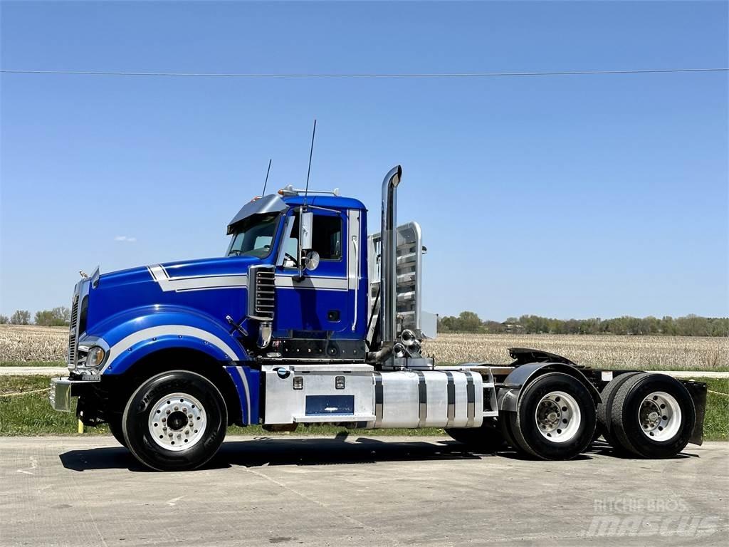 Mack Titan TD713 Тягачі