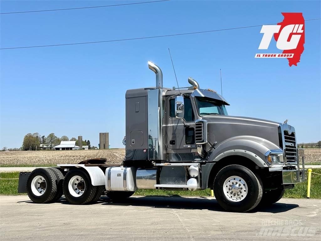 Mack Titan TD713 Тягачі