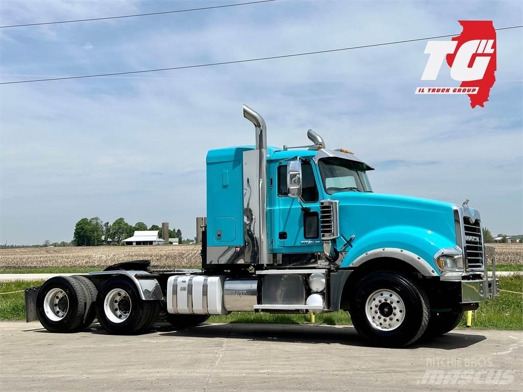 Mack Titan TD713 Тягачі