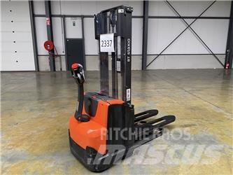 Toyota BT SWE100 Самохідні електроштабелери