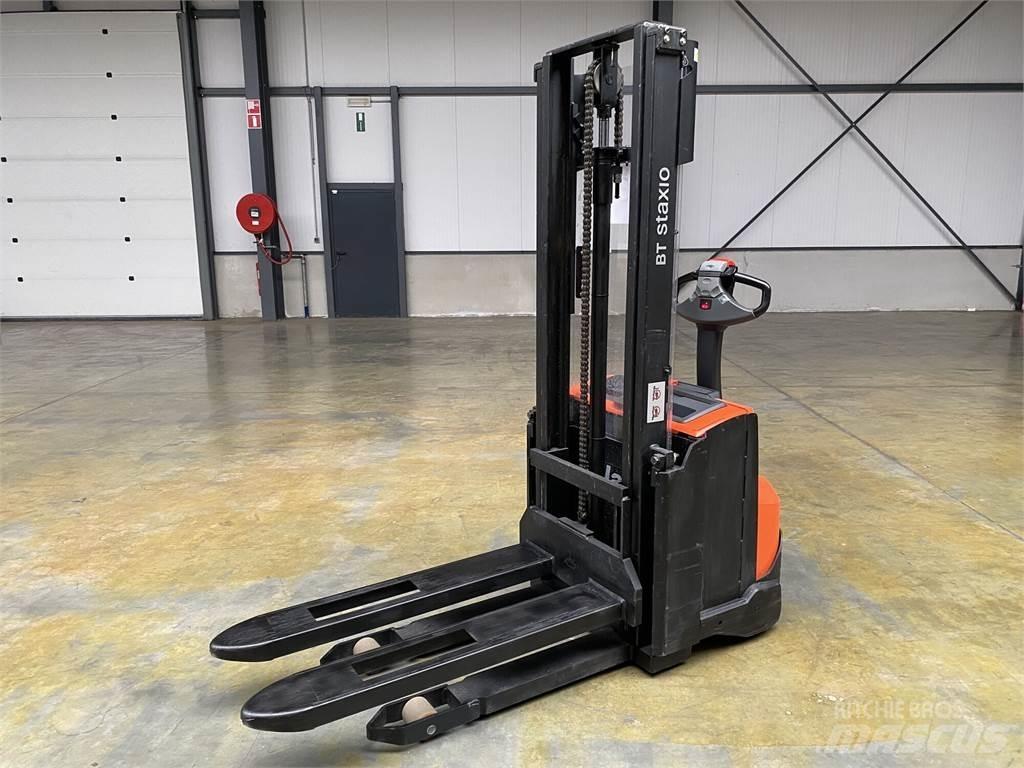 Toyota BT SWE100 Самохідні електроштабелери