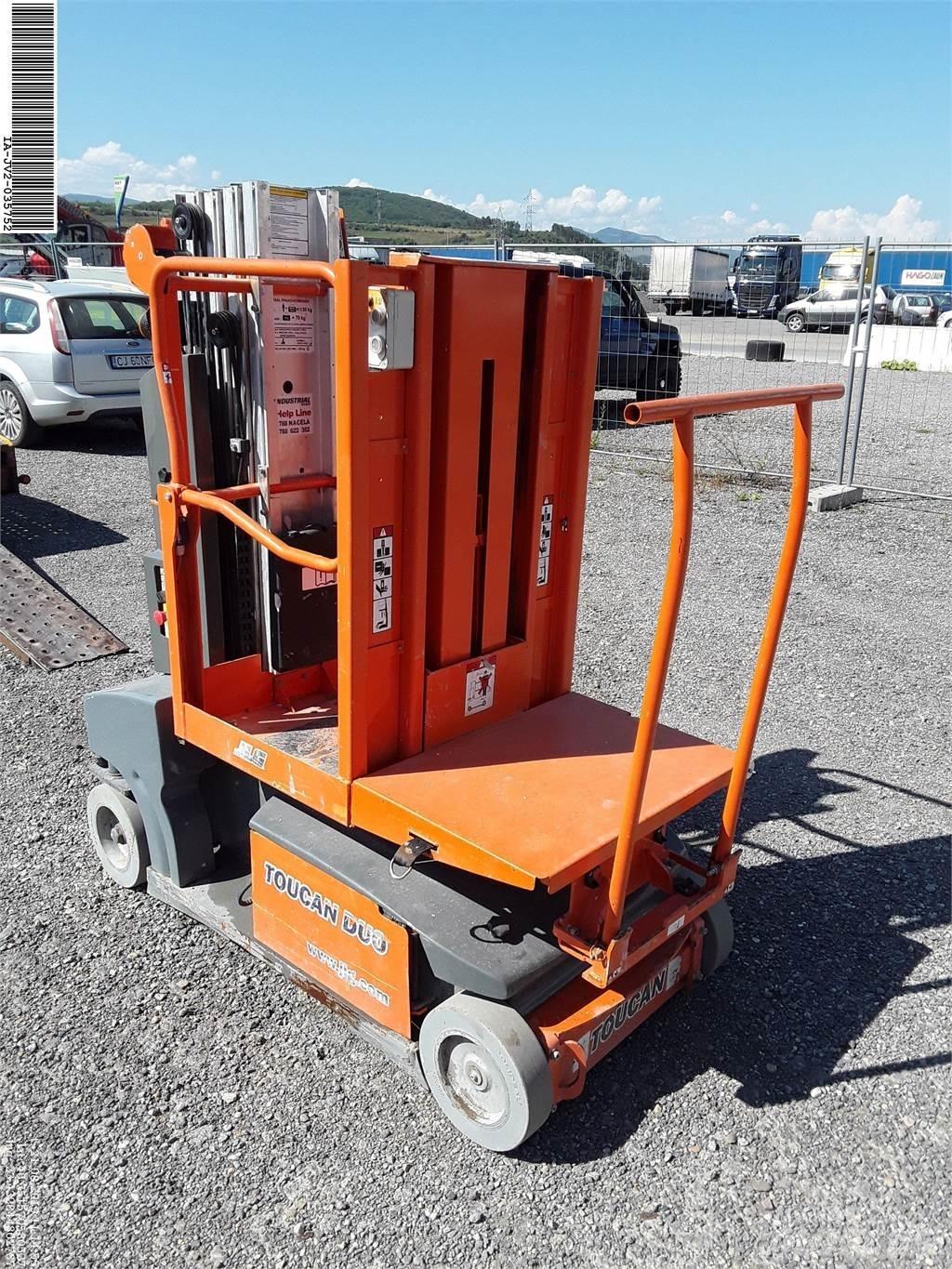 JLG Toucan duo Вертикальні щоглові підйомники