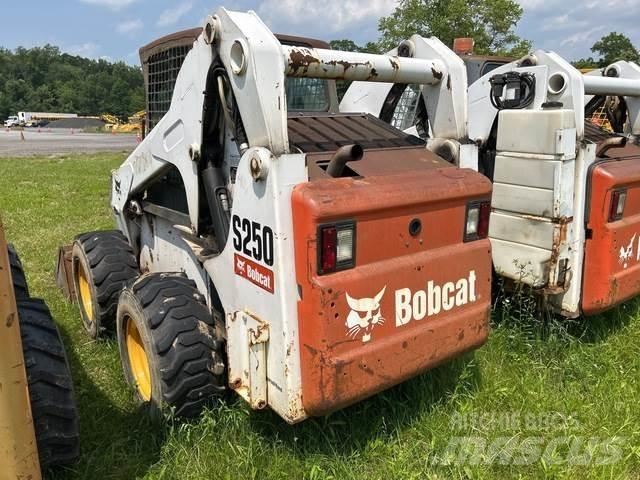 Bobcat S250 Міні-навантажувачі