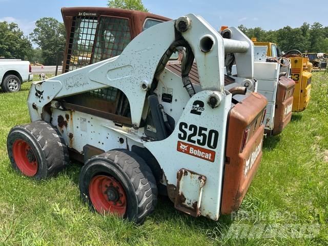 Bobcat S250 Міні-навантажувачі