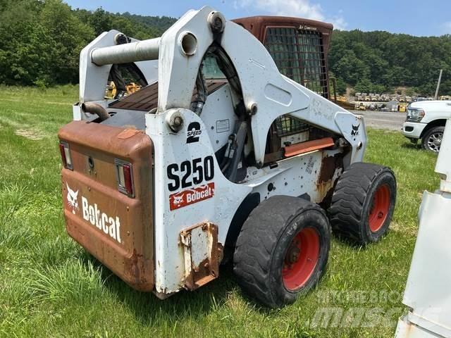 Bobcat S250 Міні-навантажувачі