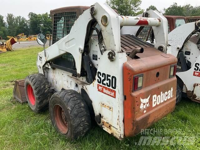 Bobcat S250 Міні-навантажувачі