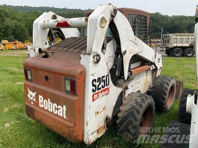 Bobcat S250 Міні-навантажувачі
