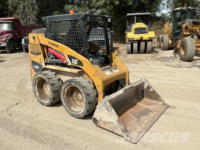 CAT 226B3 Міні-навантажувачі
