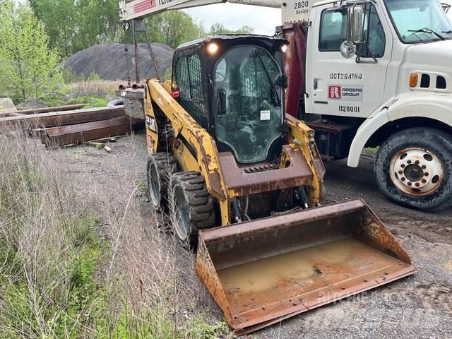 CAT 236D Міні-навантажувачі